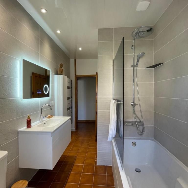 Maison de ville a 5 min à pied de la tour Luma - Casa de 2 dormitorios - 11
