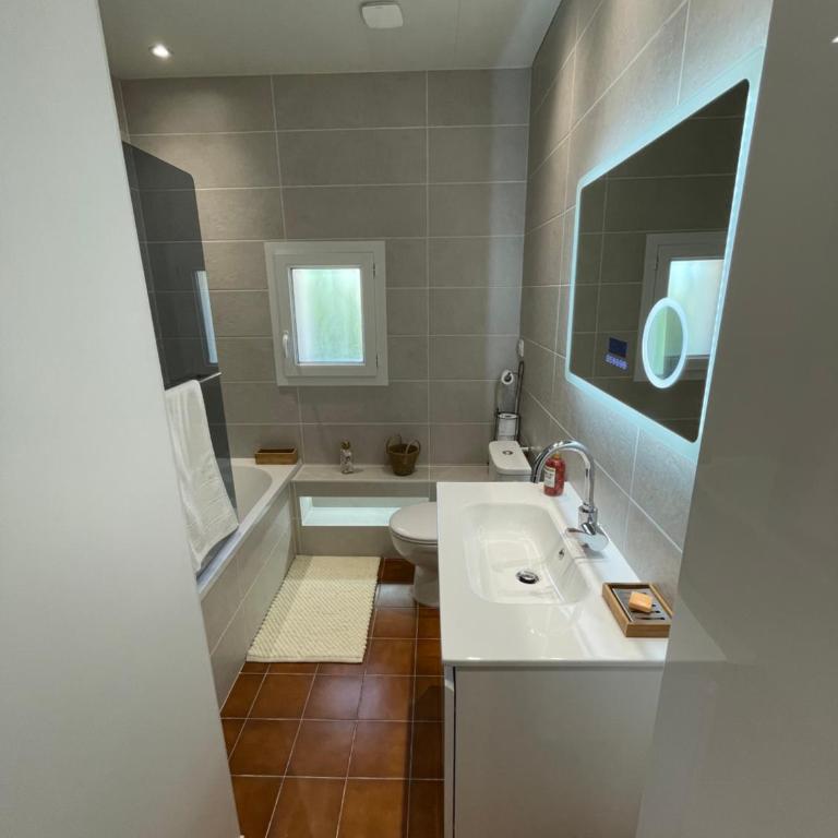 Maison de ville a 5 min à pied de la tour Luma - Casa de 2 dormitorios - 12
