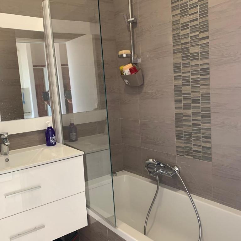 Studio with Private Parking - One-Bedroom Apartment - 8