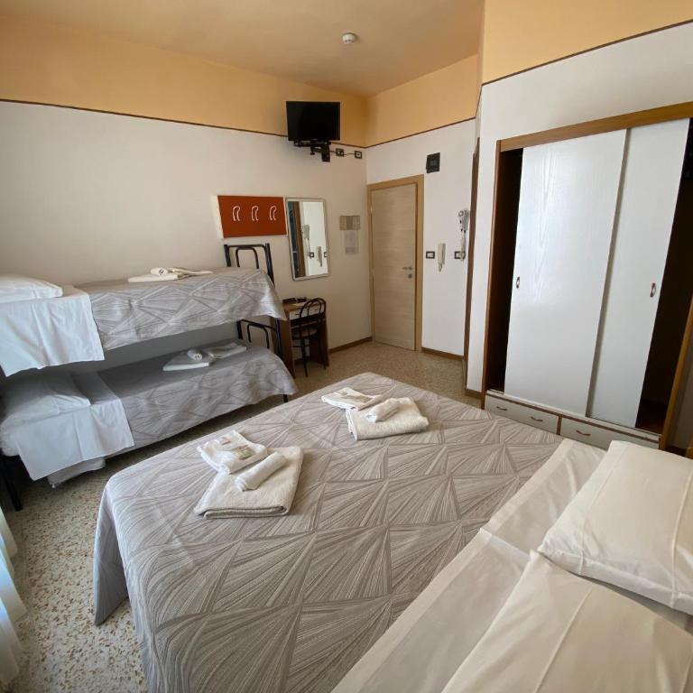 Hotel Nanni Garnì - Quadruple Room with Balcony - 3