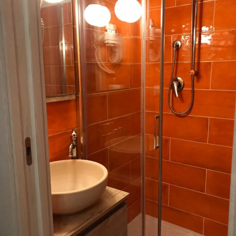 Iris Guest House - Camera Matrimoniale con Bagno Privato - 17