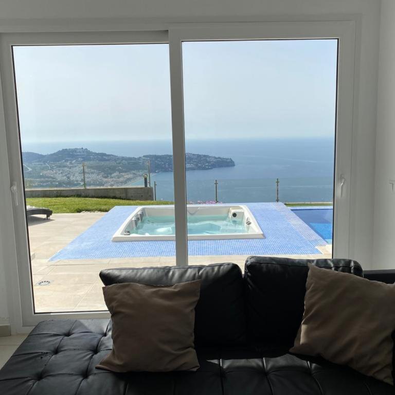 Half of the luxury villa with sea view and pool in natural park - Deluxe Villa - 9