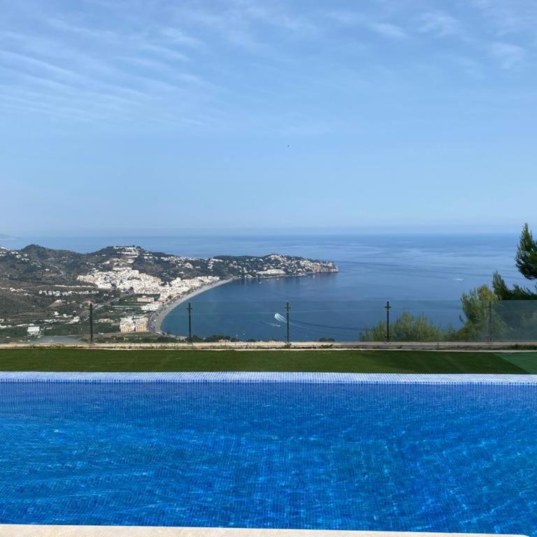 Half of the luxury villa with sea view and pool in natural park - Deluxe Villa - 1