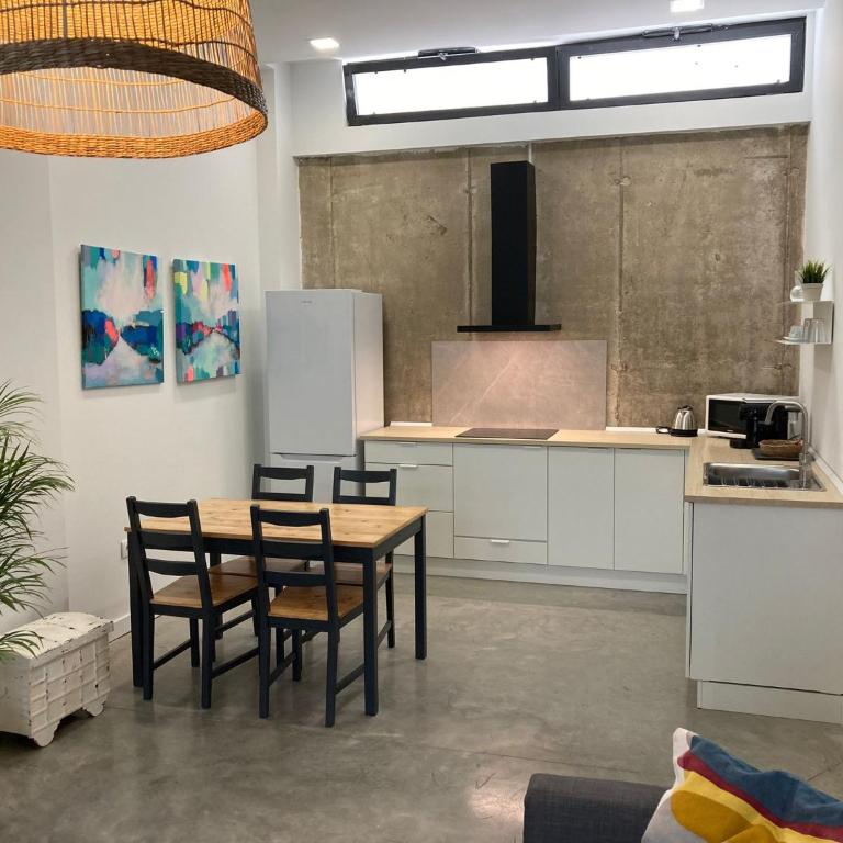 Acogedor apartamento en semisótano con patio y cerca de la Plaza de España - Apartamento de 1 dormitorio - 1