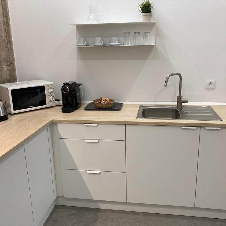 Acogedor apartamento en semisótano con patio y cerca de la Plaza de España - Apartamento de 1 dormitorio - 17