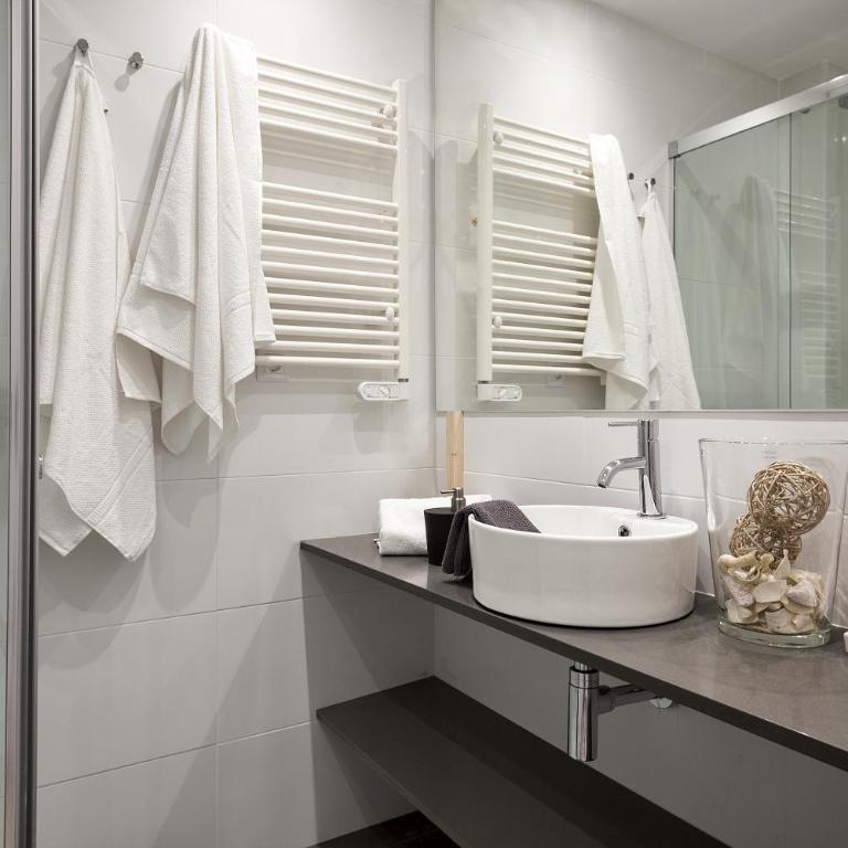 Charming & Quiet Park Guell Apartment - Three-Apartment with Balcony - 28