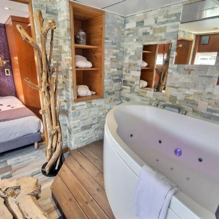 VIP Paris Yacht Hôtel & Spa - Suite avec Jacuzzi - 5