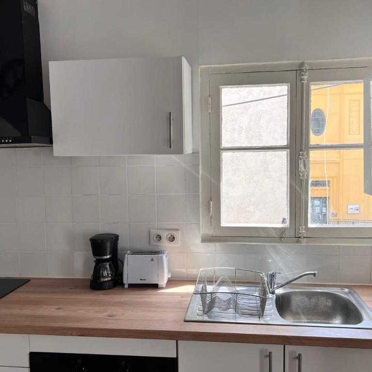 Studio avec mezzanine dans le coeur du vieil Antibes wifi climatisation - Appartement - 2