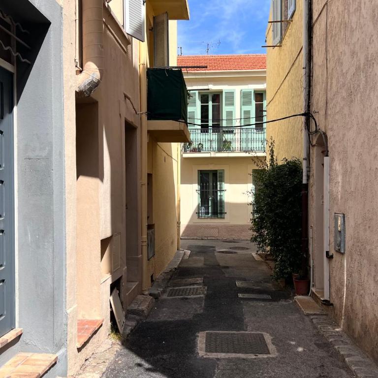 Studio avec mezzanine dans le coeur du vieil Antibes wifi climatisation - Appartement - 3