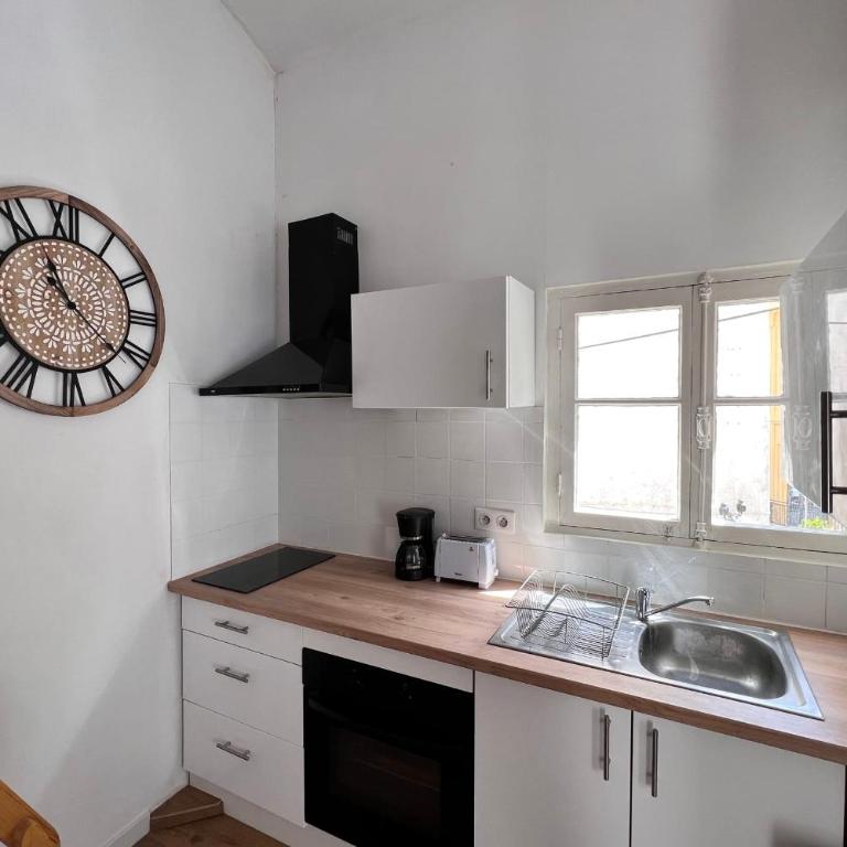 Studio avec mezzanine dans le coeur du vieil Antibes wifi climatisation - Appartement - 8