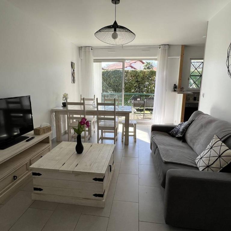 Cambo : T2 Lumineux avec Terrasse Sud, Wifi & Parking - One-Bedroom Apartment - 2