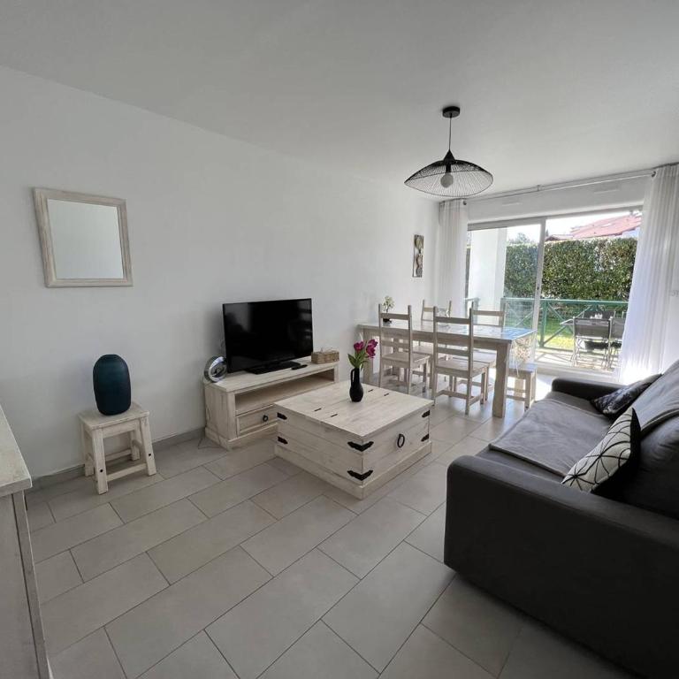 Cambo : T2 Lumineux avec Terrasse Sud, Wifi & Parking - One-Bedroom Apartment - 3