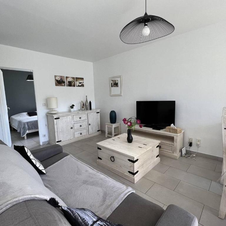 Cambo : T2 Lumineux avec Terrasse Sud, Wifi & Parking - One-Bedroom Apartment - 4