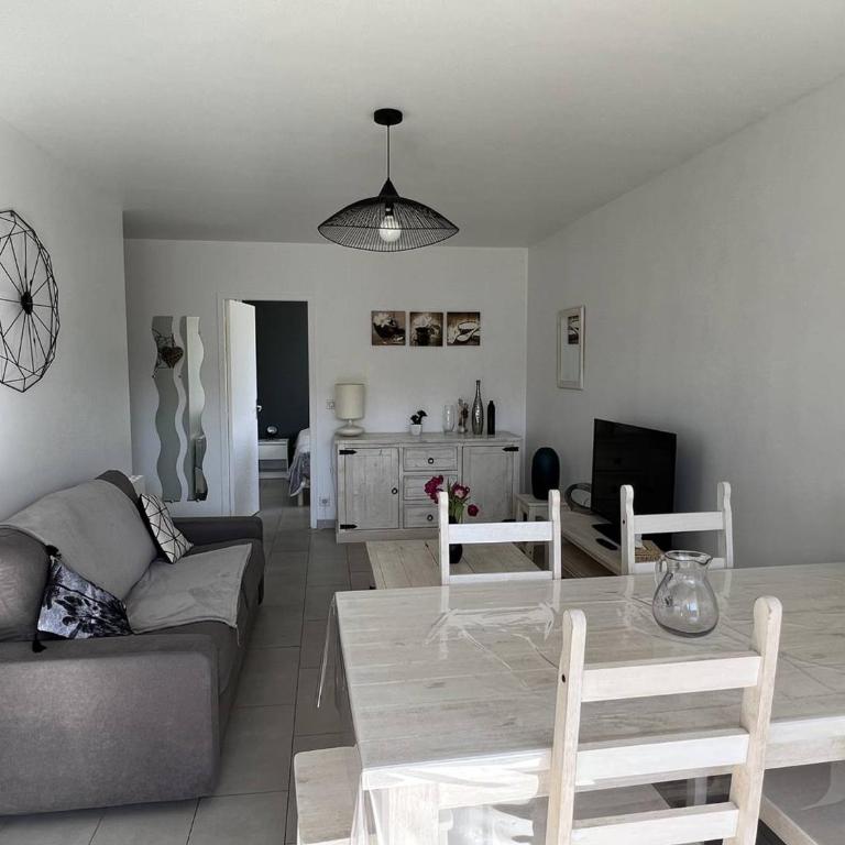 Cambo : T2 Lumineux avec Terrasse Sud, Wifi & Parking - One-Bedroom Apartment - 5