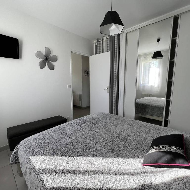 Cambo : T2 Lumineux avec Terrasse Sud, Wifi & Parking - One-Bedroom Apartment - 11