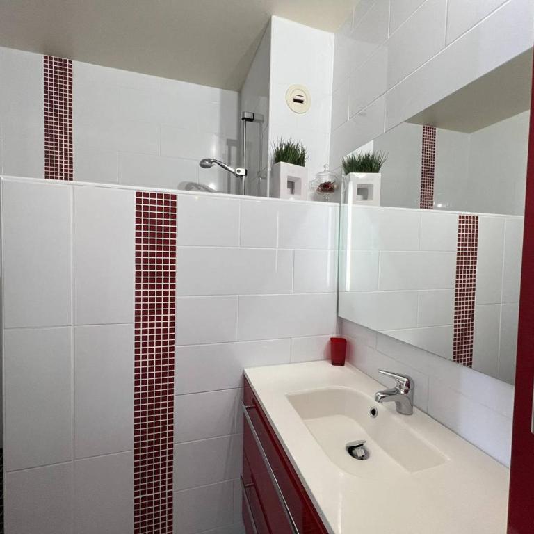 Cambo : T2 Lumineux avec Terrasse Sud, Wifi & Parking - One-Bedroom Apartment - 12