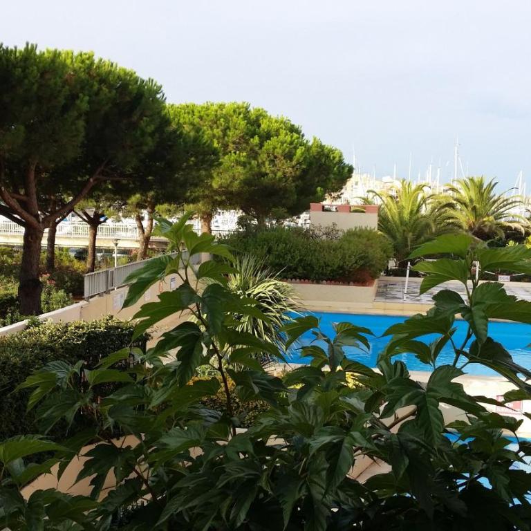 La Voile D' Or seul hôtel sur le port - Chambre Familiale - Vue sur Piscine - 1