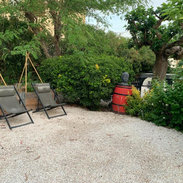 Les dahlias appartement 4 personnes Jacuzzi Barbecue Jardin arboré Climatisé - Appartement - 2