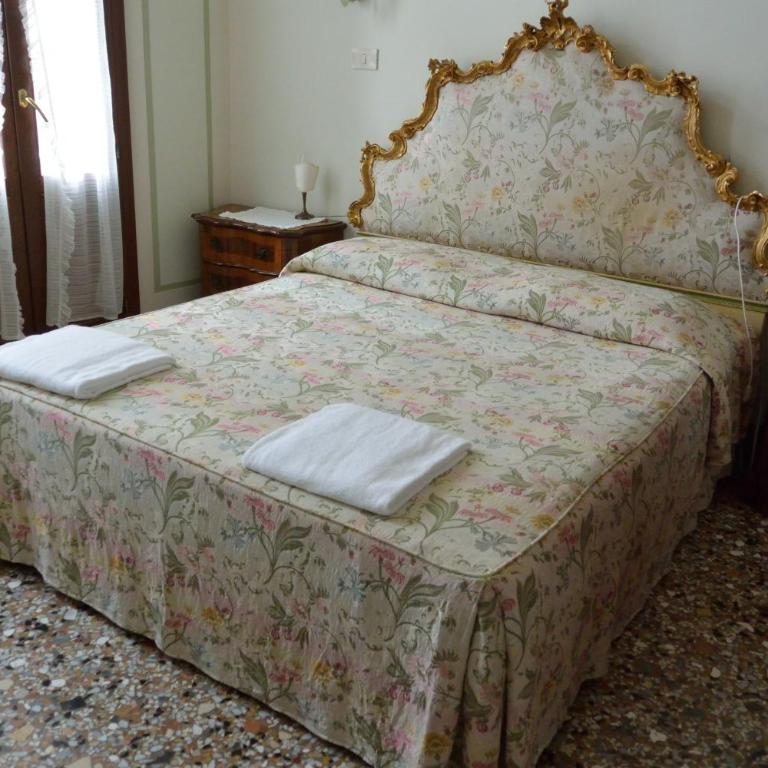 Pensione Seguso - Camera Matrimoniale con Vista Canale e Bagno in Comune - 1