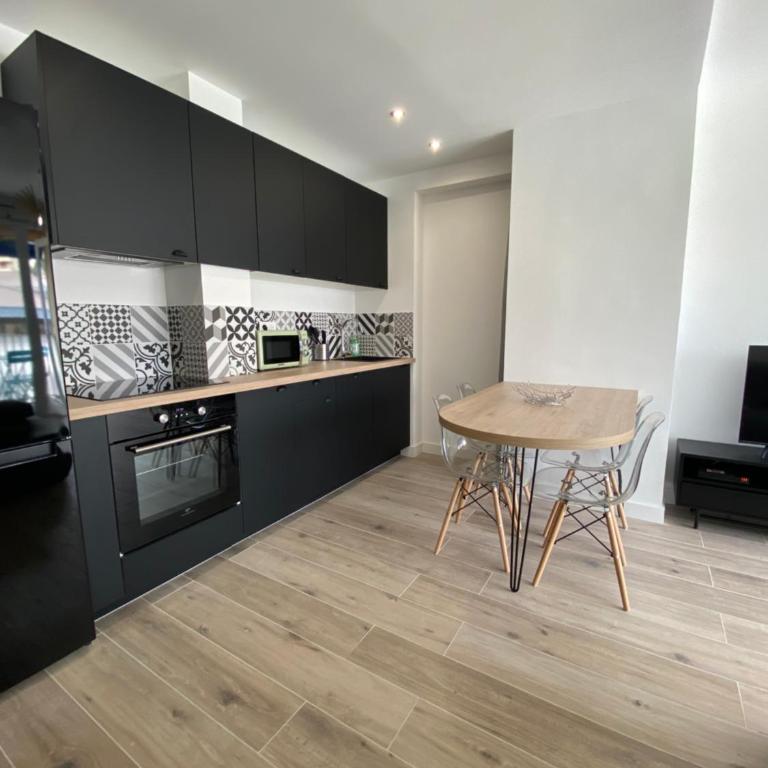 Ajaccio magnifique T2 37m2 centre ville vue mer au bord de la plage Neuf 4 couchages balcon parking privé fermé Clim wifi - Apartment mit 1 Schlafzimmer - 20