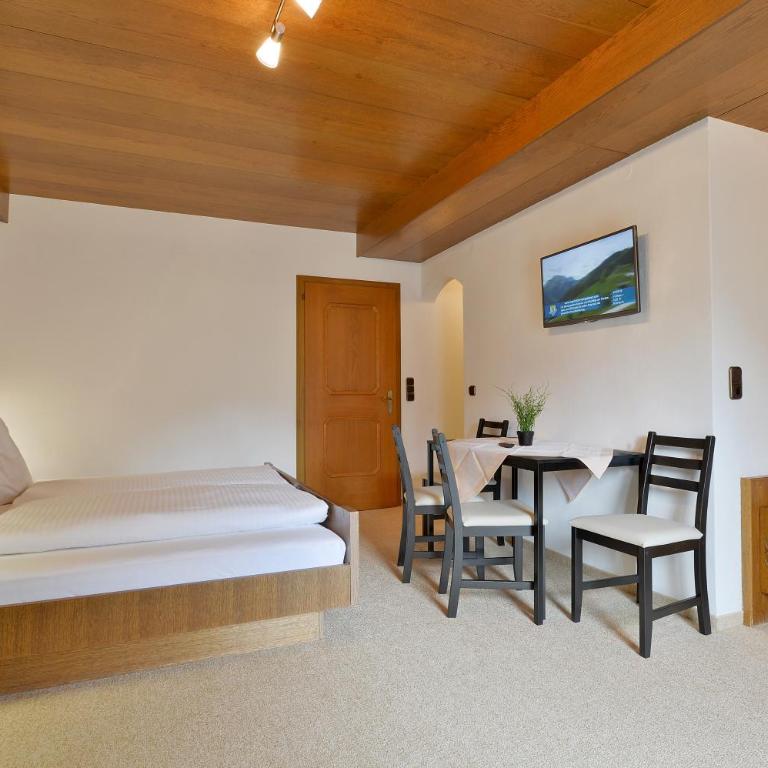 Landhaus zum Griena - Dreibettzimmer mit Dusche - 2