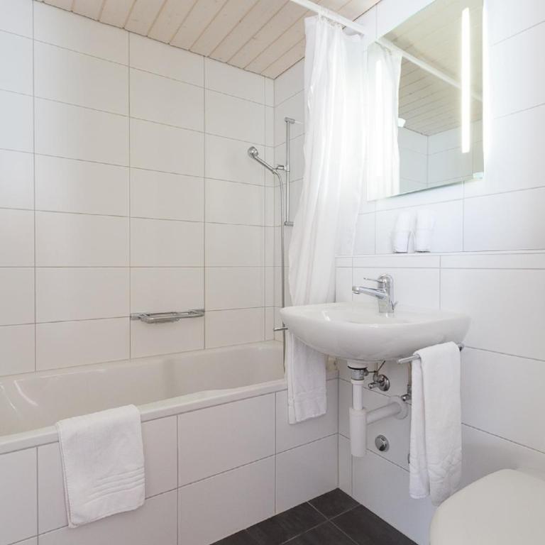 Hotel Oberland - Doppelzimmer mit Balkon und Bergblick - 25