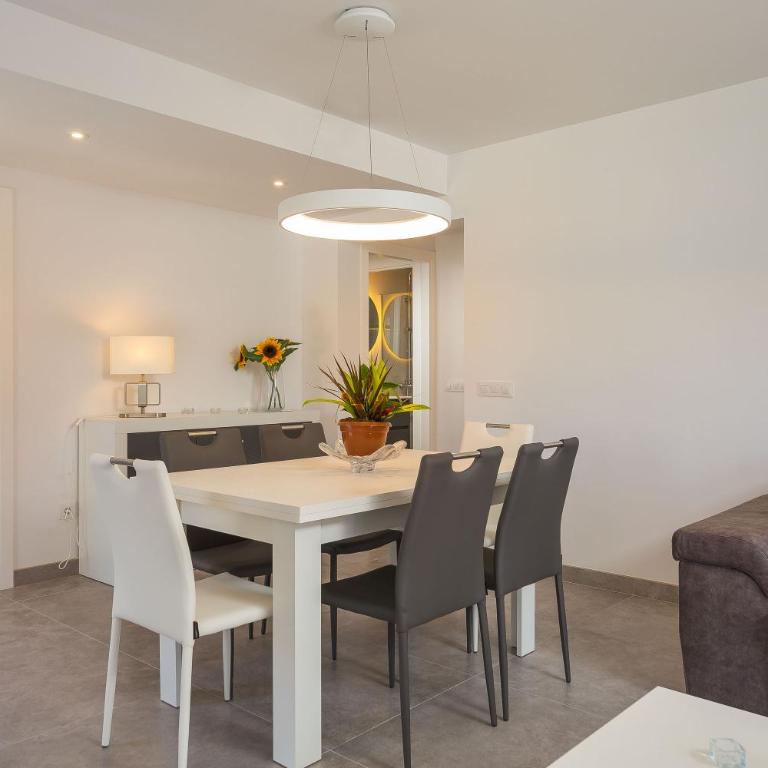 Es descans - Three-Bedroom Villa - 9