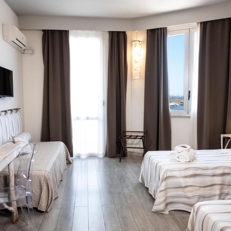 Hotel Tirreno - Camera Deluxe Matrimoniale/Doppia con Letti Singoli con Balcone e Vista Mare - 12