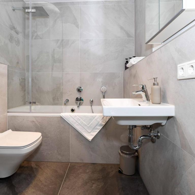 Eco Smart Apartments Premium City - Deluxe Apartment mit 1 Schlafzimmer und Balkon - 2