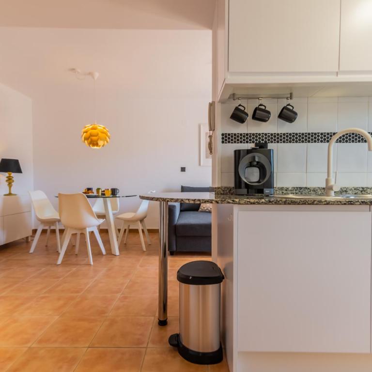 Renteando Albir Apartments - One-Bedroom Apartment with Balcony and Mountain View - 14