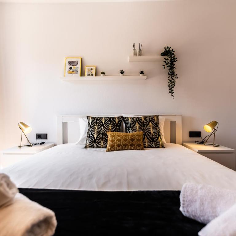 Renteando Albir Apartments - One-Bedroom Apartment with Balcony and Mountain View - 2