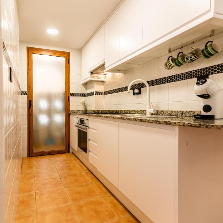 Renteando Albir Apartments - One-Bedroom Apartment with Pool View - 4