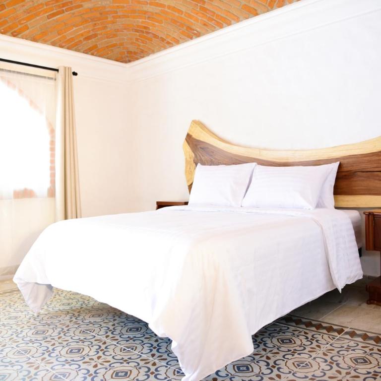 Hacienda San Patricio - Queen Room with Balcony - 2