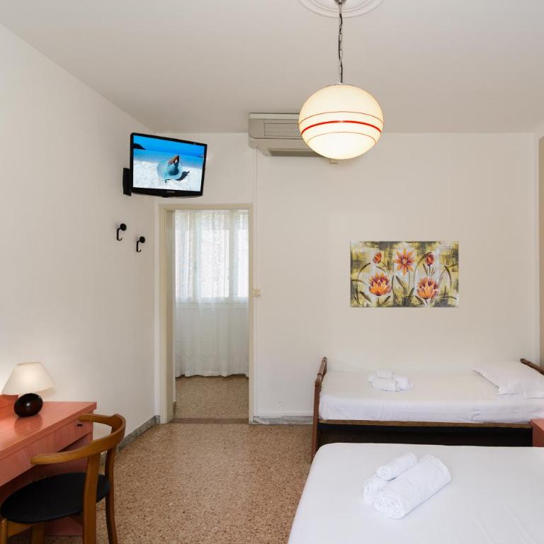 Hotel Ambra - Camera Tripla Basic - 5