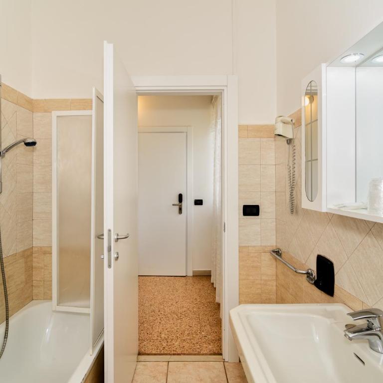 Hotel Ambra - Camera Tripla Basic - 3