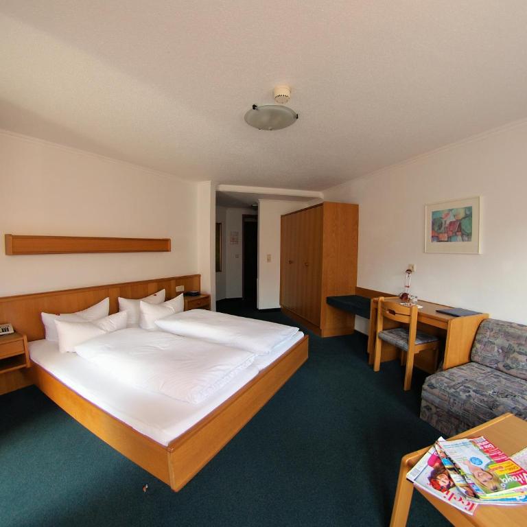 Hotel Montana - Double Room with Balcony and Mountain View - 2