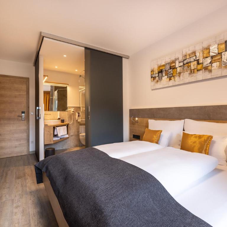 Der Burgblick-Adults Only 24 H Self Check In - Small Deluxe Double Room with Castle view and Balkony - 4