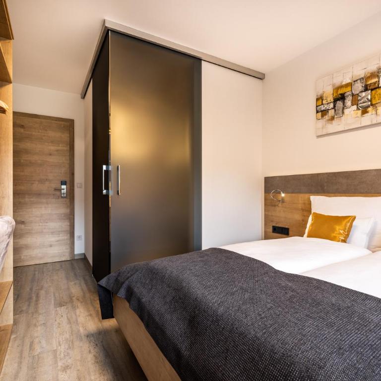Der Burgblick-Adults Only 24 H Self Check In - Small Deluxe Double Room with Castle view and Balkony - 5