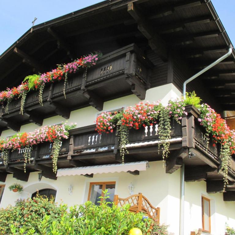 Haus Bergfried - Doppelzimmer mit Gemeinschafts-WC - 1