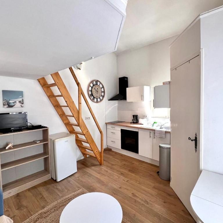 Studio avec mezzanine dans le coeur du vieil Antibes wifi climatisation - Appartement - 10