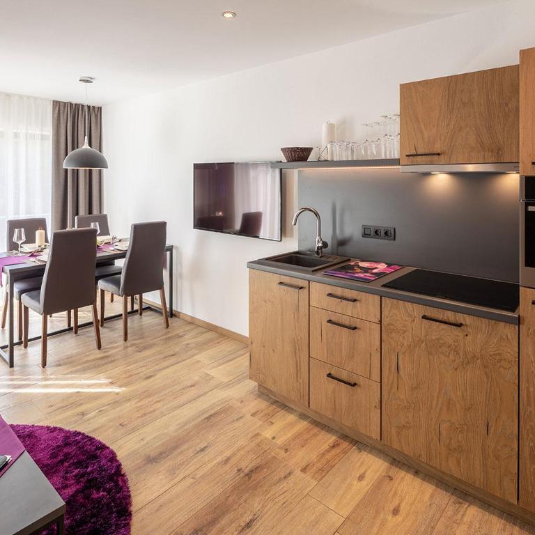 FOR MOMENTS Apartments & Spa - Deluxe Apartment mit 2 Schlafzimmern und Gartenblick - 6