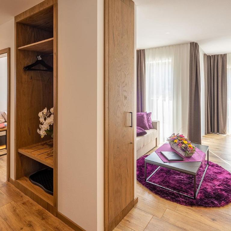 FOR MOMENTS Apartments & Spa - Deluxe Apartment mit 2 Schlafzimmern und Gartenblick - 5