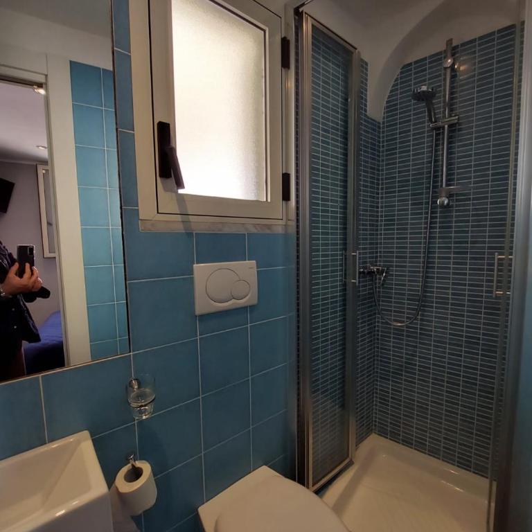 La stanza sul Porto di Amalfi camera piccina piccina con bagno privato e terrazzino vista mare - Camera Matrimoniale Economy - 10
