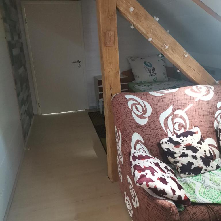 GästeZimmer im Altbau Dachgeschoss mit kleinem Bad WLAN, TV und Parkplatz - Apartment mit Dusche - 15