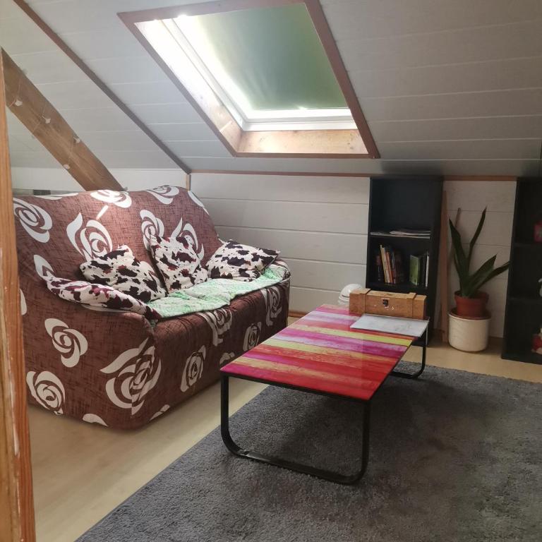 GästeZimmer im Altbau Dachgeschoss mit kleinem Bad WLAN, TV und Parkplatz - Apartment mit Dusche - 1