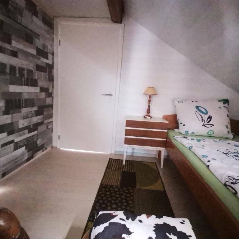 GästeZimmer im Altbau Dachgeschoss mit kleinem Bad WLAN, TV und Parkplatz - Apartment mit Dusche - 18