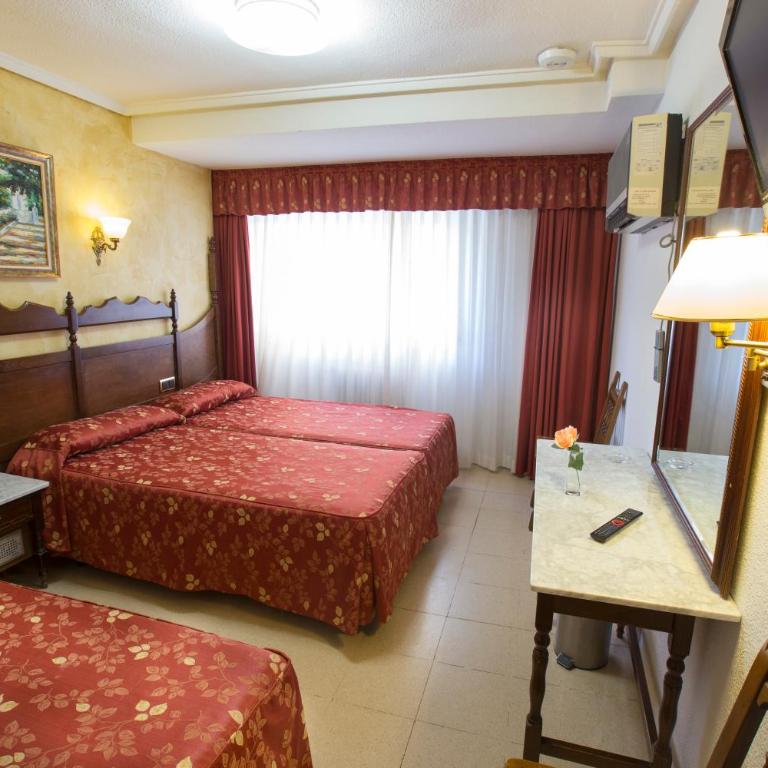 Hotel Reyes Catolicos - Habitación Triple - 4