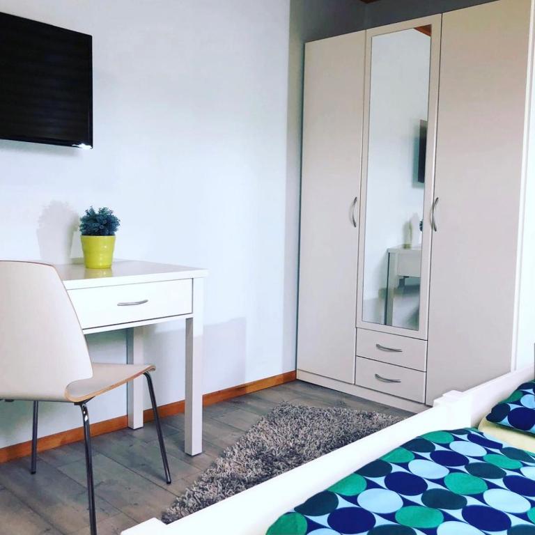 Gästehaus Isler - Dreibettzimmer mit Bad - 7