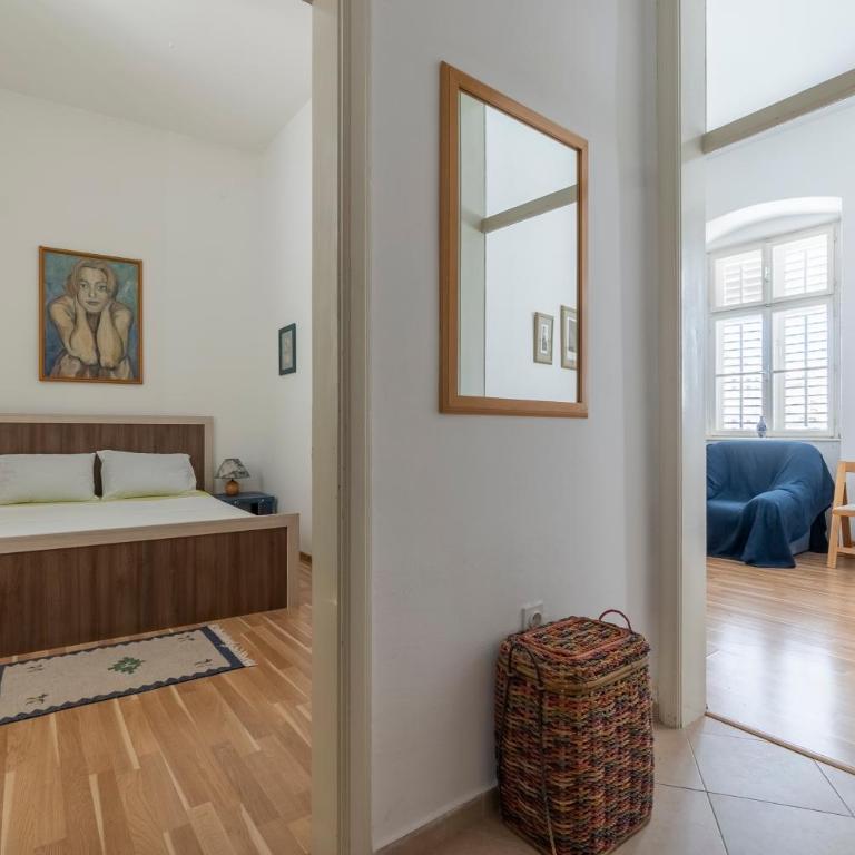 CENTRAL CATHEDRAL APARTMENT - One-Bedroom Apartment - 5