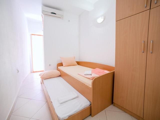 Guest House Ana - Comfort Two-Bedroom Apartment with Terrace - 8